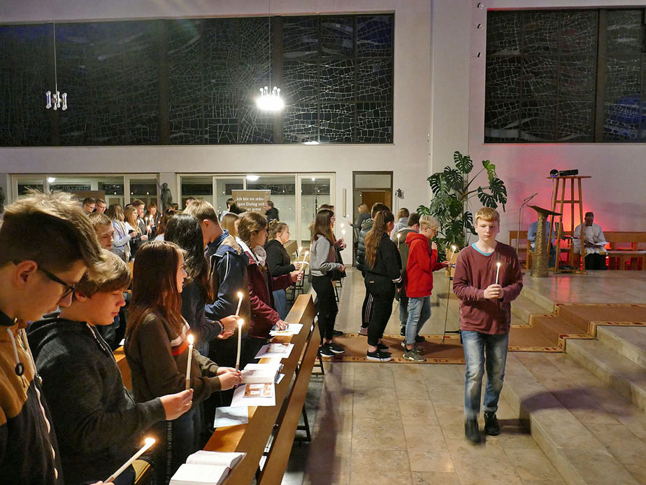 Firmvorbereitung mit Tauferinnerungsgottesdienst in St. Maria, Wolfhagen (Foto: Karl-Franz Thiede)